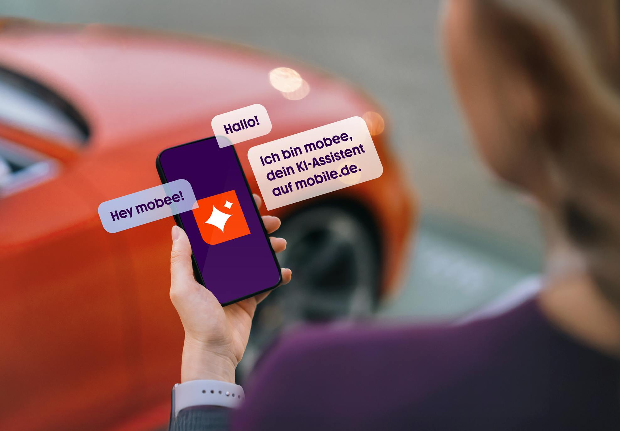 Frau am Smartphone vor einem Auto