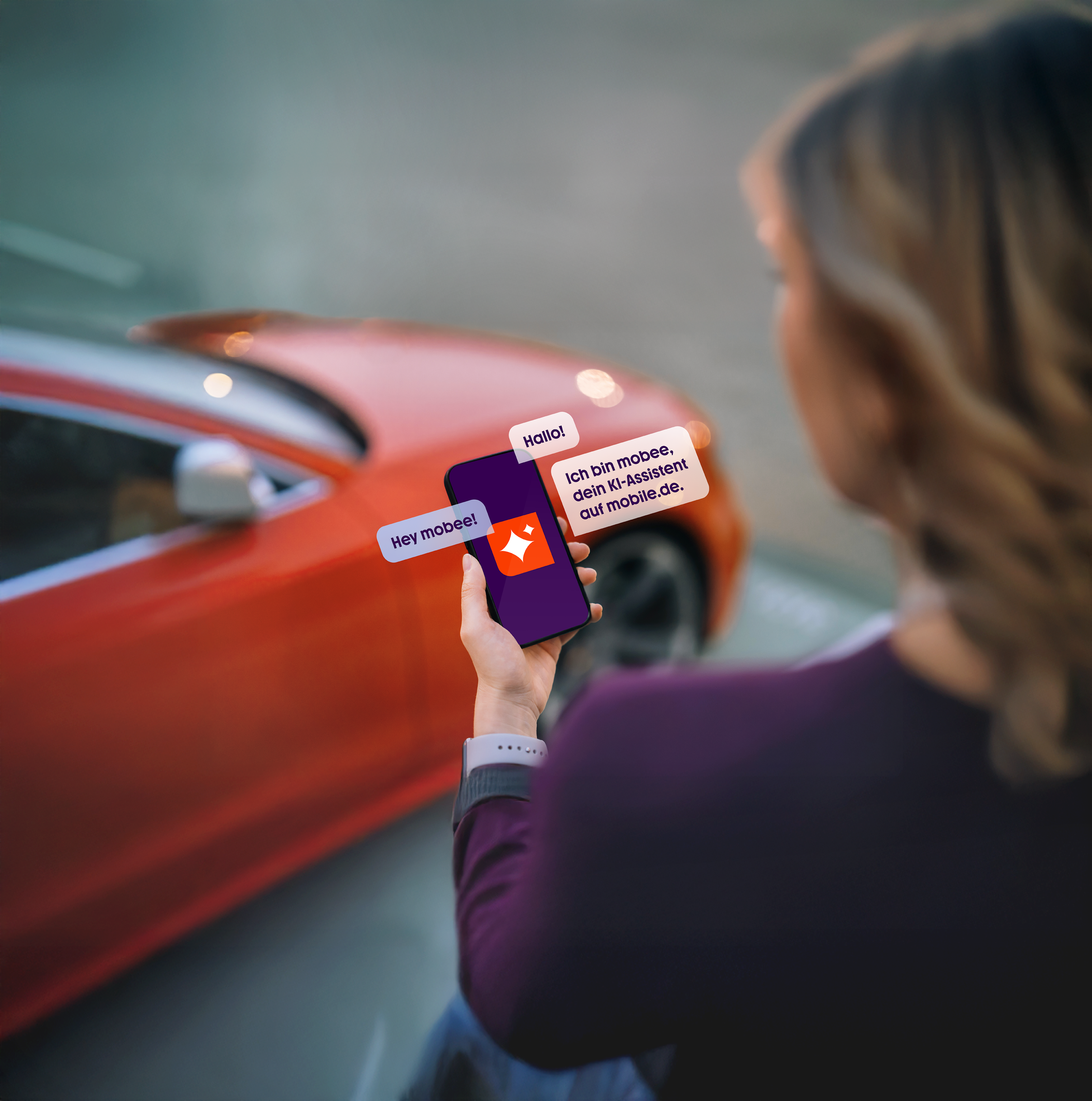 Frau am Smartphone vor einem Auto