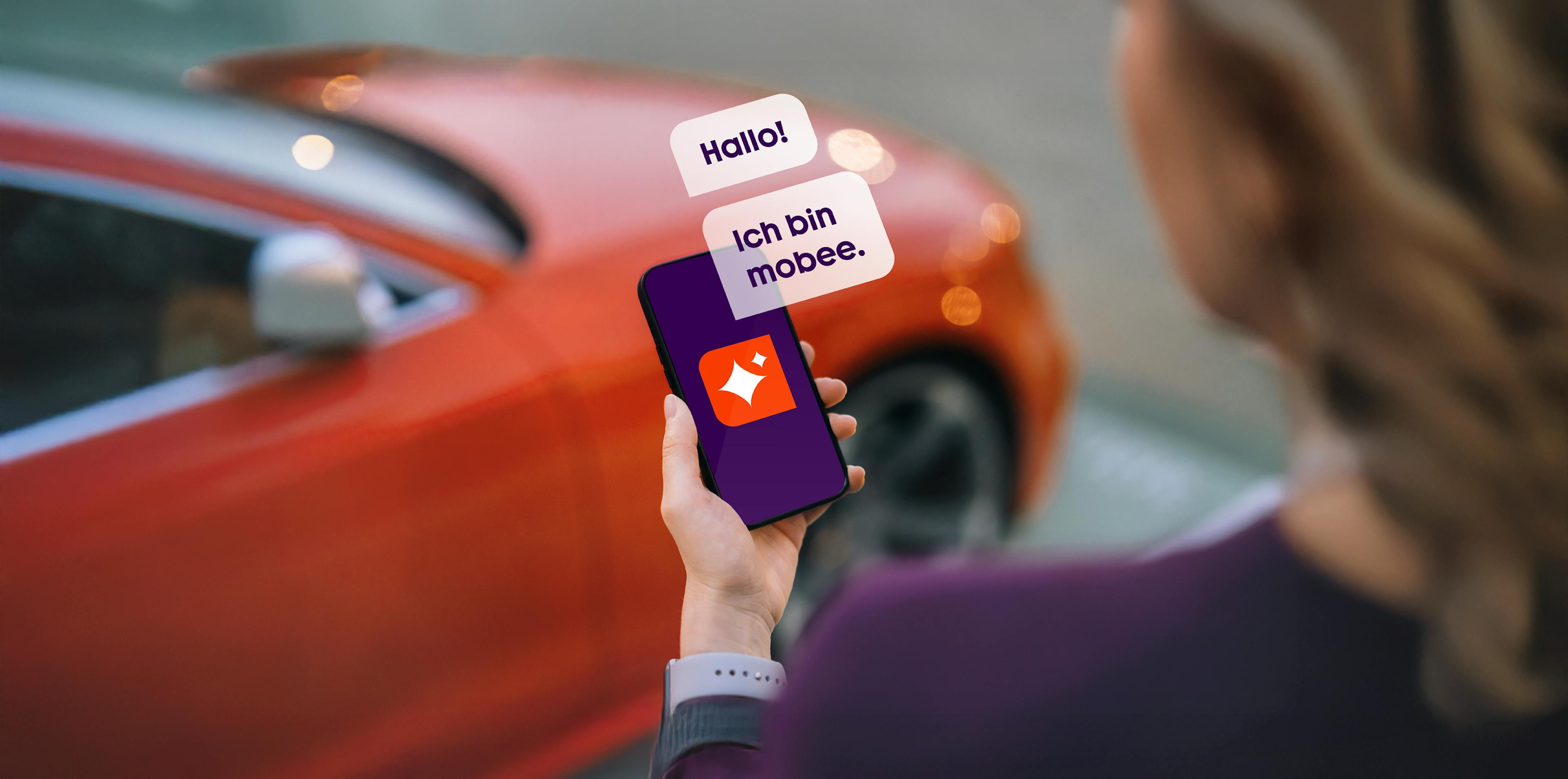 Frau am Smartphone vor einem Auto