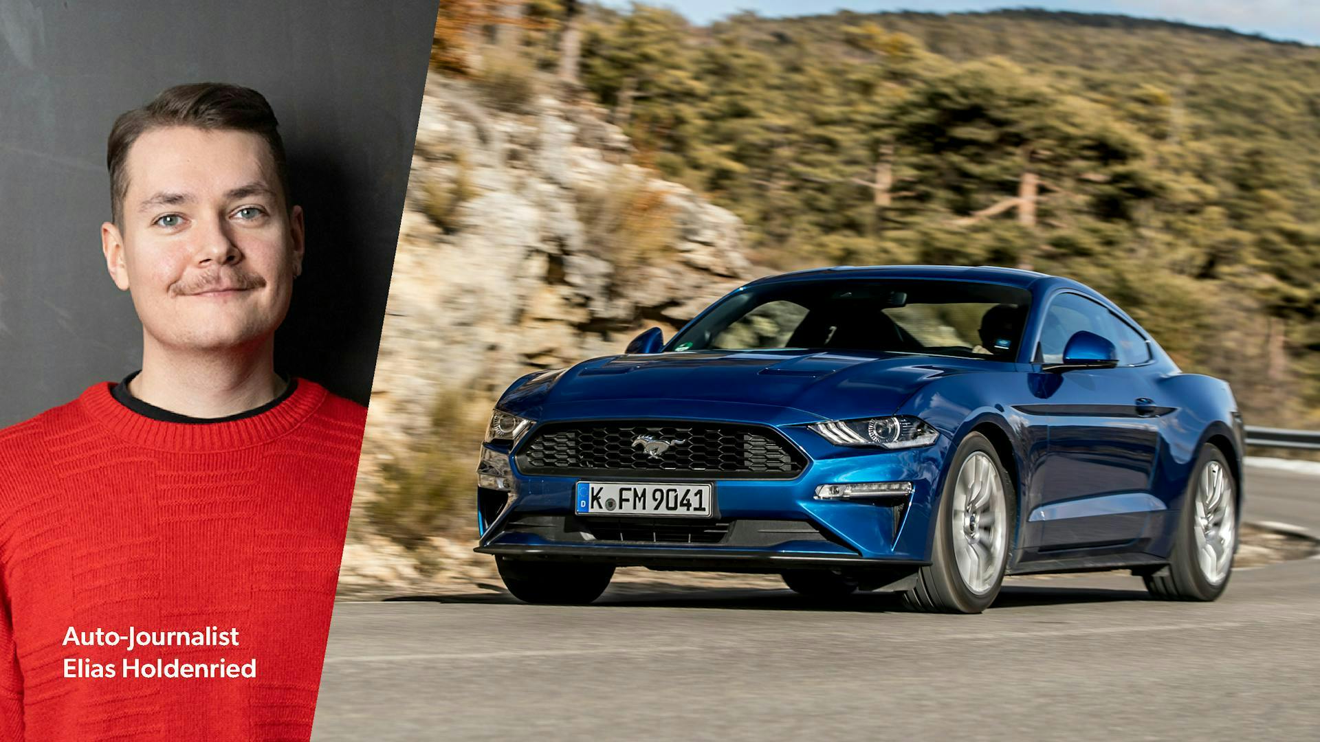 Ford Mustang Coupe im Blau auf einer Landstraße, daneben Auto-Journalist Elias Holdenried