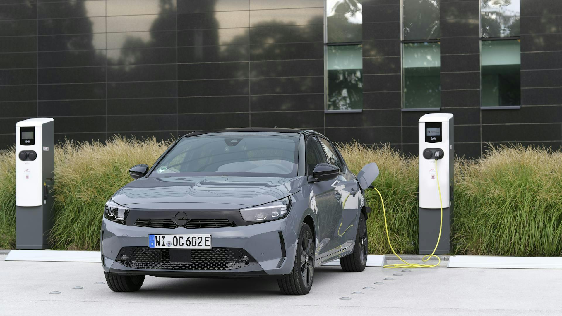 Ein E-Auto steht an einer Ladesäule und wird geladen