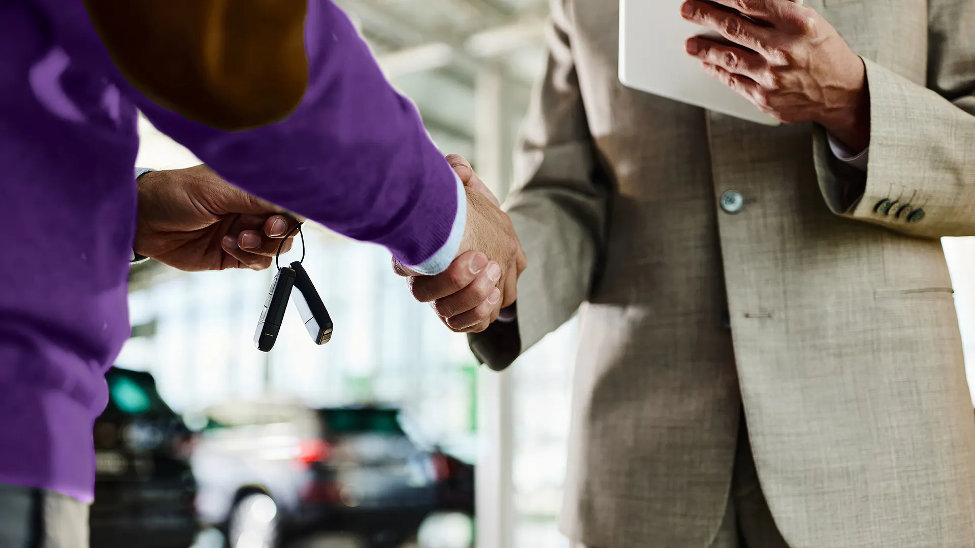 2 Personen schütteln sich die Hände