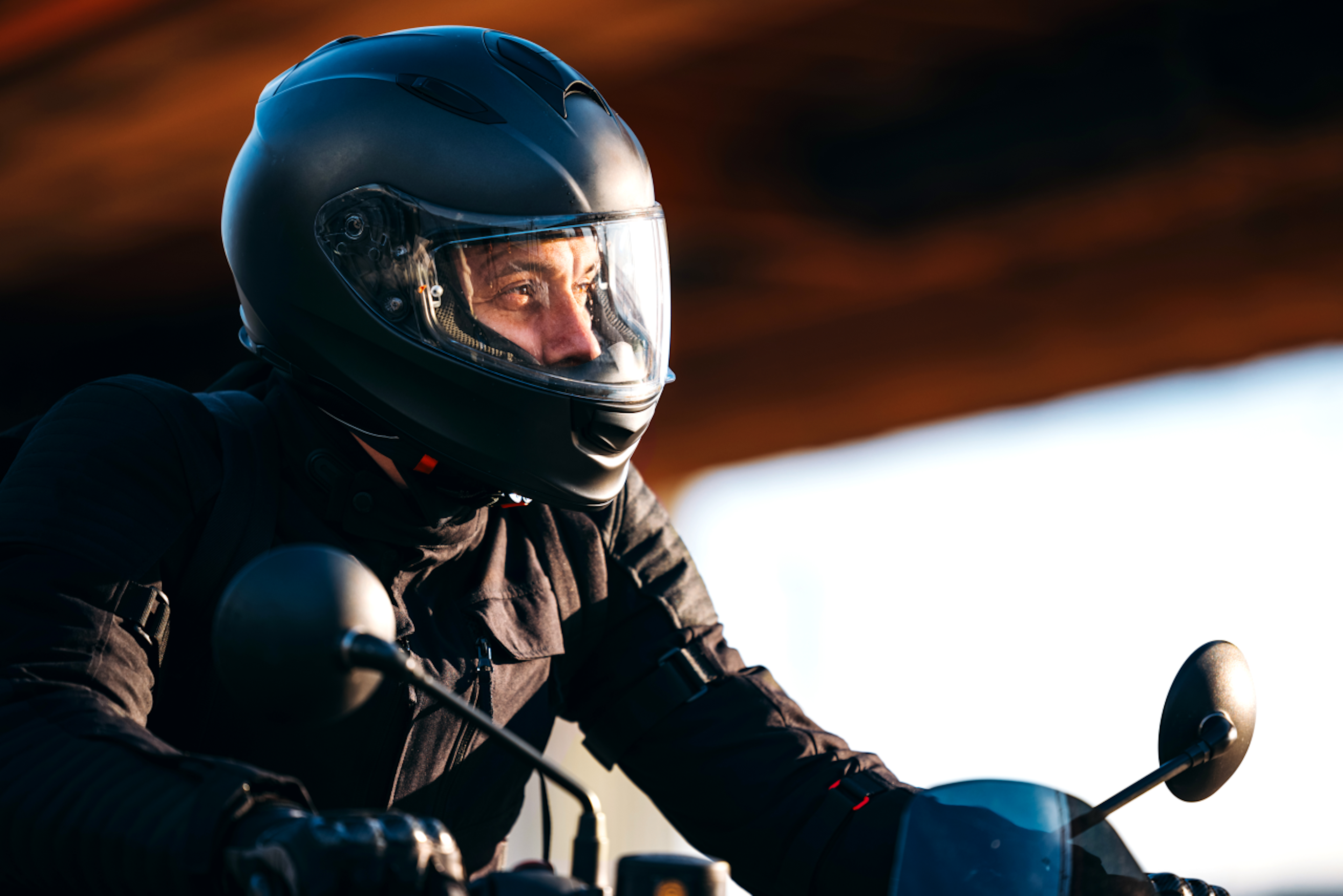 Mann mit Helm auf einem Motorrad