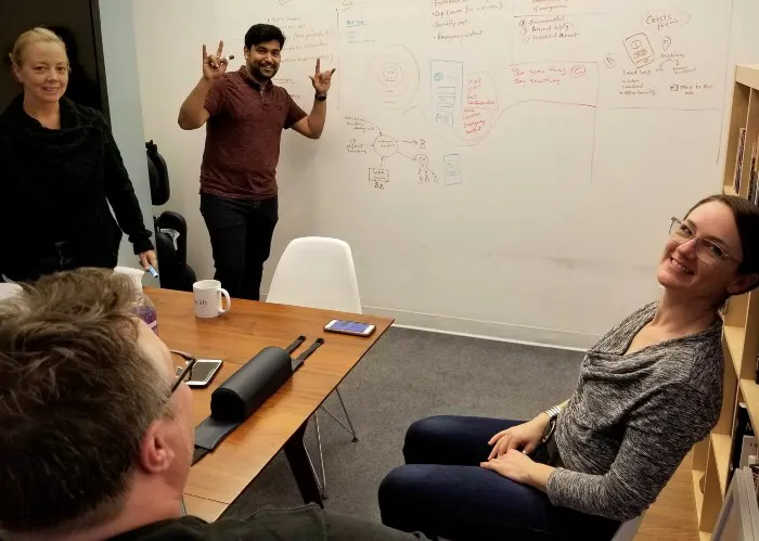 New York Modus working and smilling