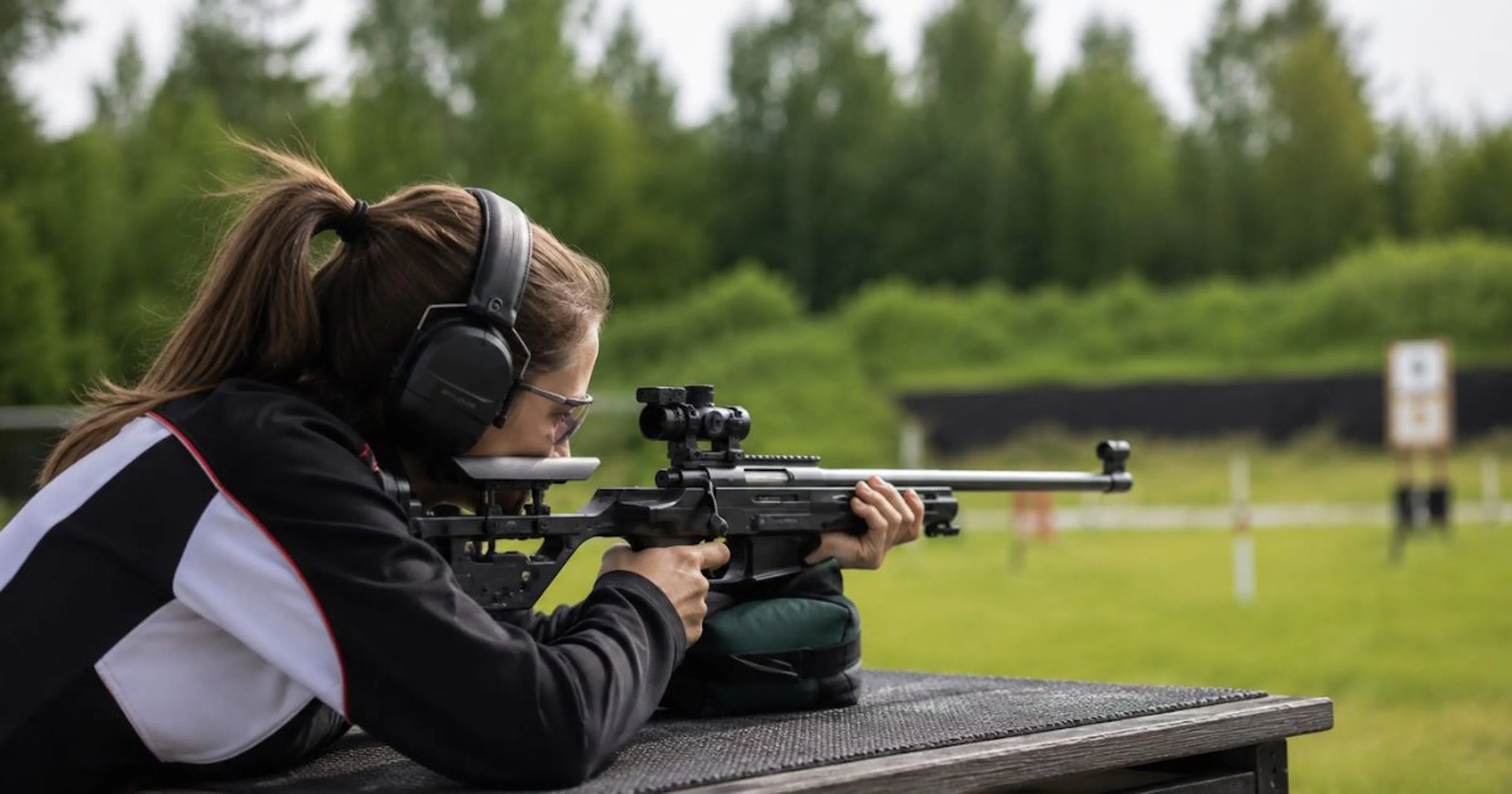 kobieta na strzelnicy sportowej w Wielkopolsce
