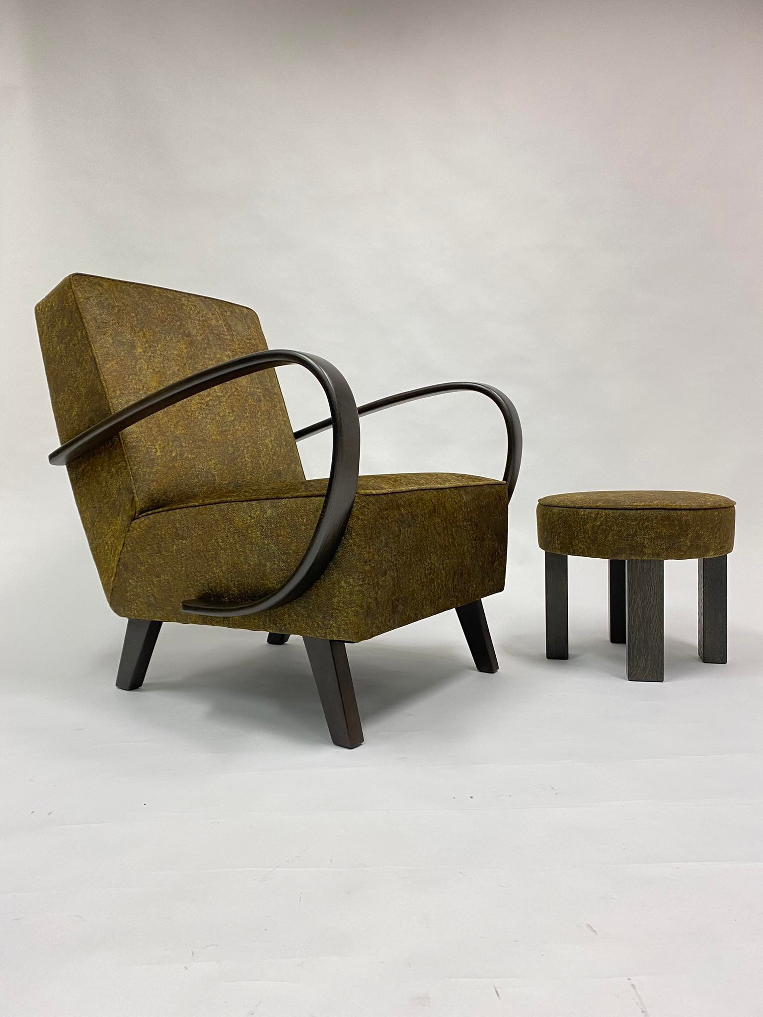 Křeslo Halabala "C" s podnožkou