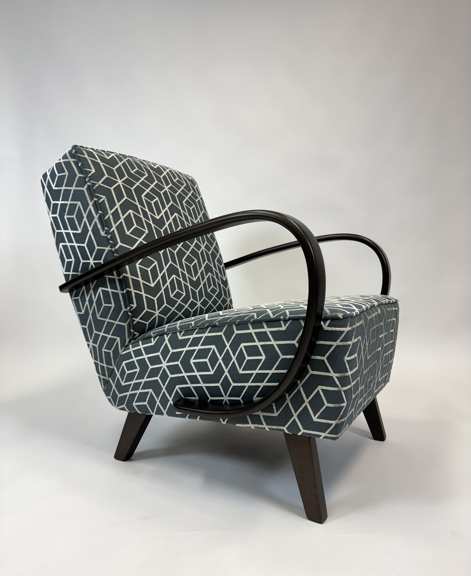 Křeslo Halabala - šedá geometrie