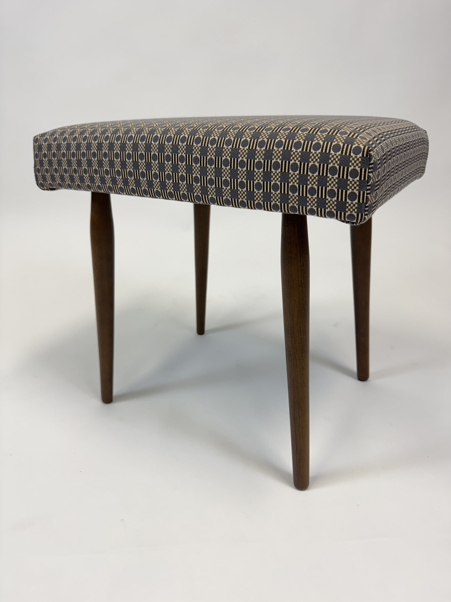 Retro stolička – po kompletní renovaci, látka Kolovrat