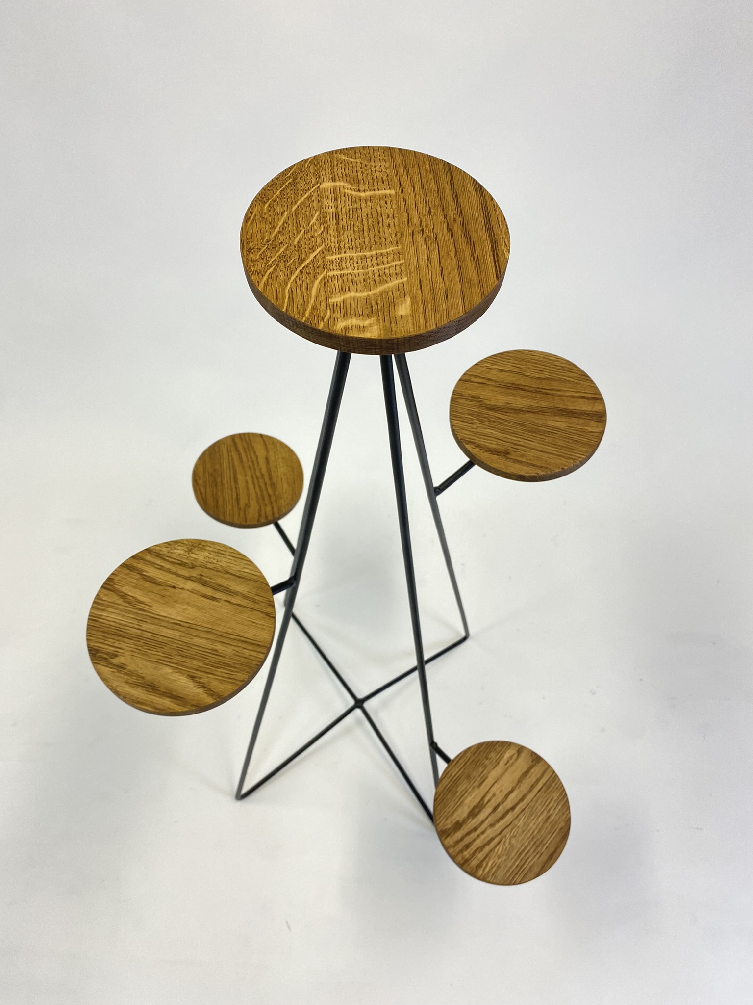 Stojan na květiny s dřevěnými platformami – design Kanape