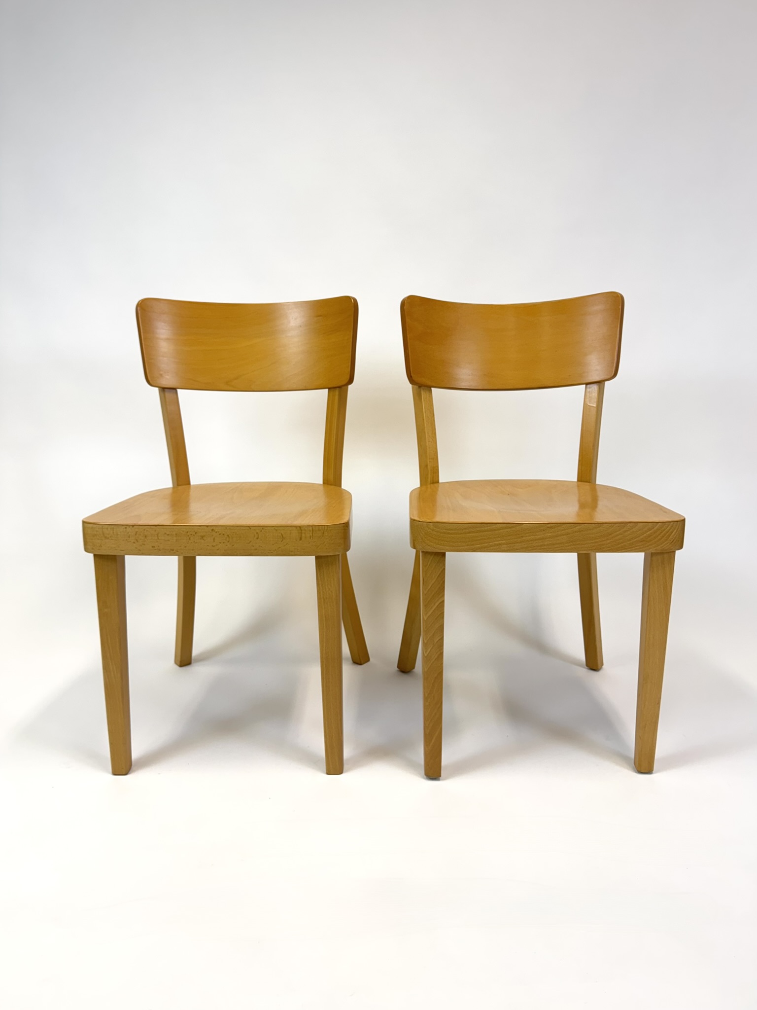 Dvojice masivních jídelních židlí – současná výroba (2 ks)