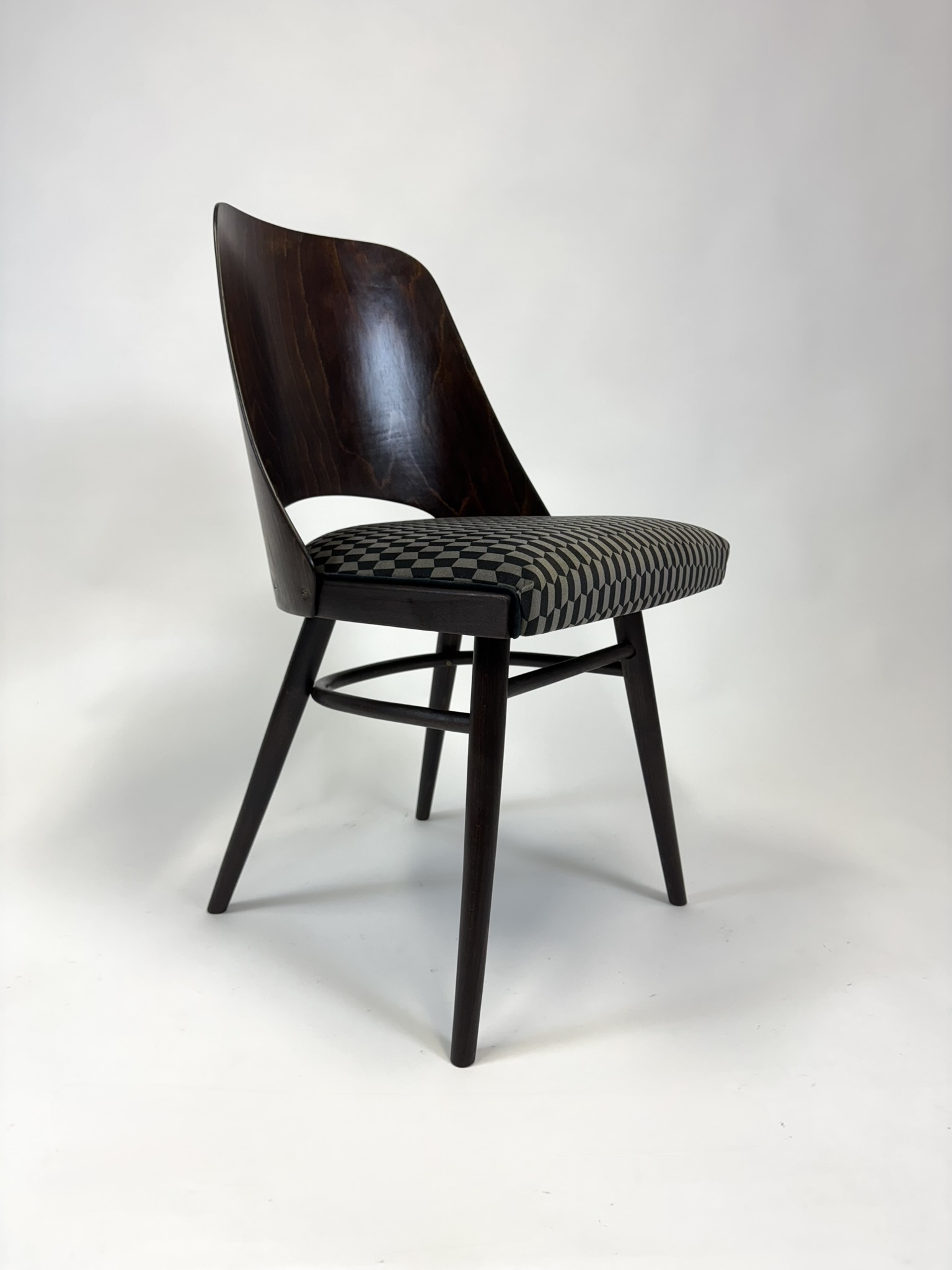 Židle TON – design Radomír Hofman, kompletní renovace