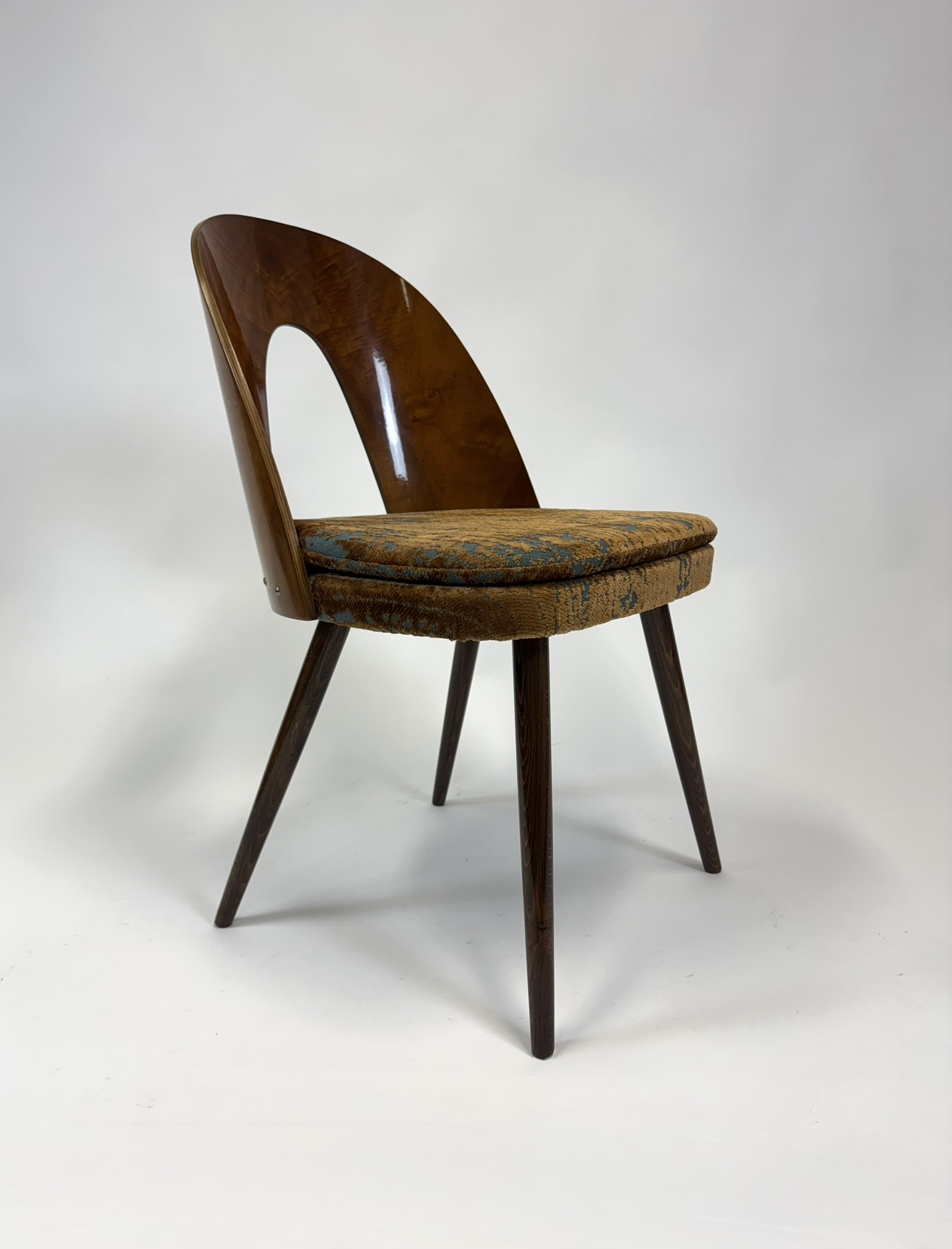 Židle – design Antonín Šuman