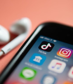 How to use a green screen on TikTok