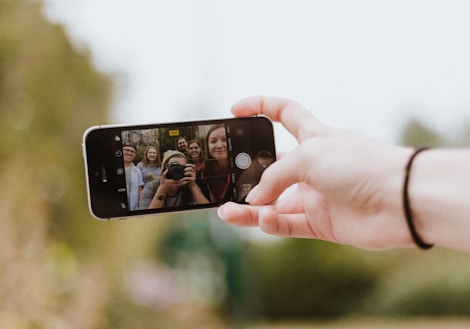 How to edit the background of a picture app ?