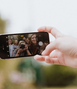 How to edit the background of a picture app ?