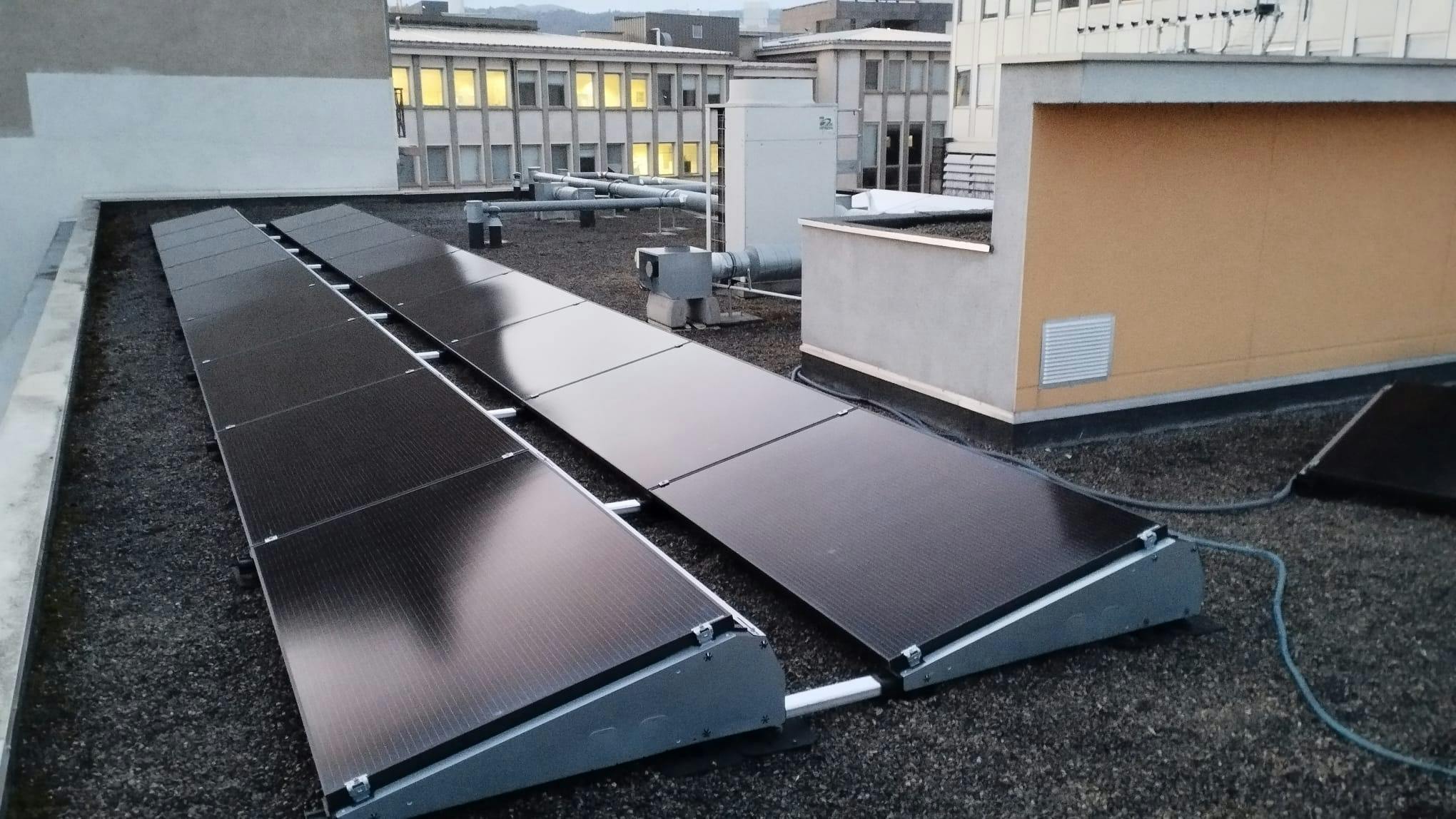 installation panneaux solaires sur toit plat
