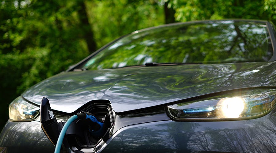 Guide - Recharger son véhicule électrique avec panneaux solaires