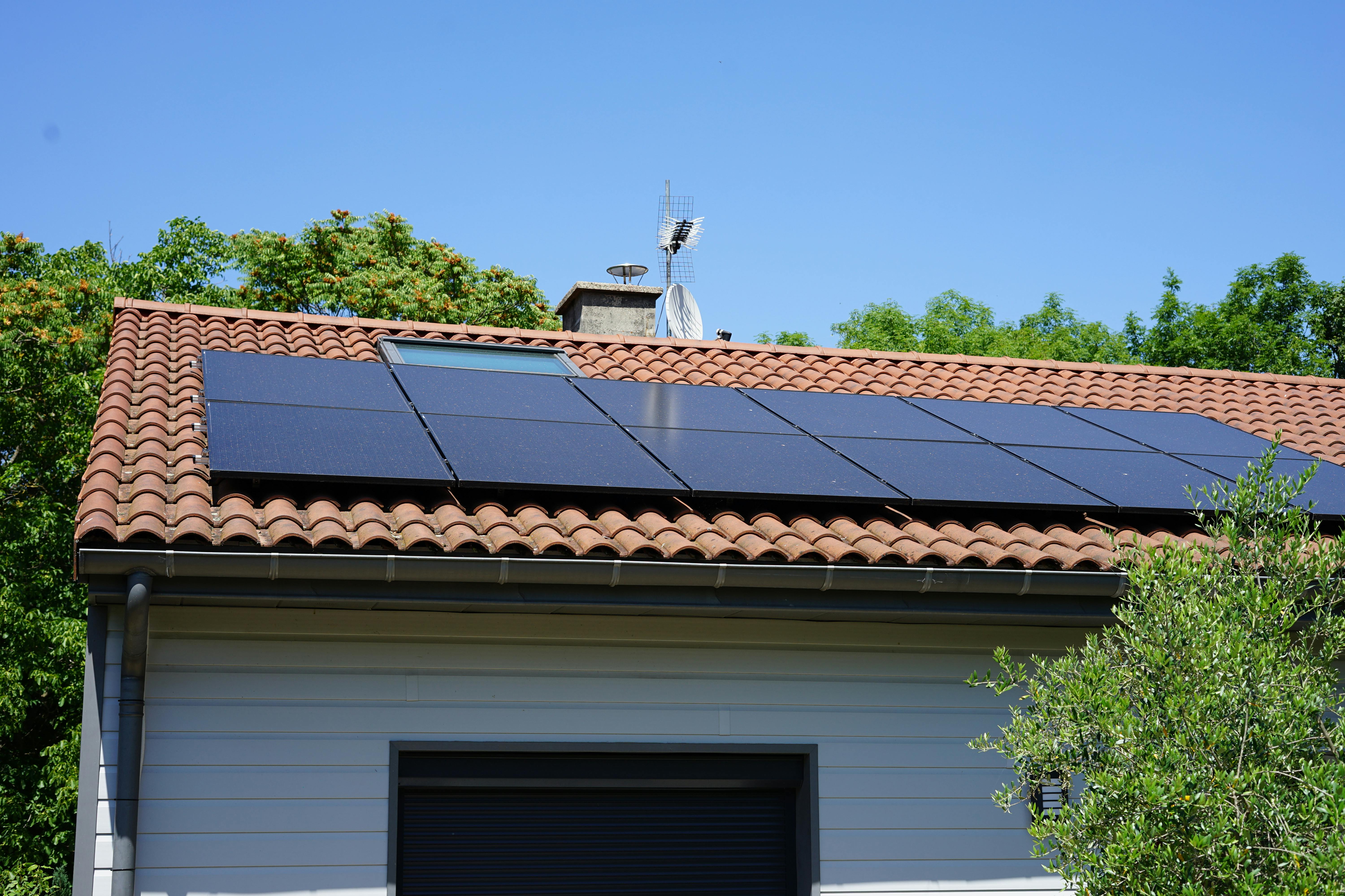 Installation solaire avec panneaux photovoltaïque