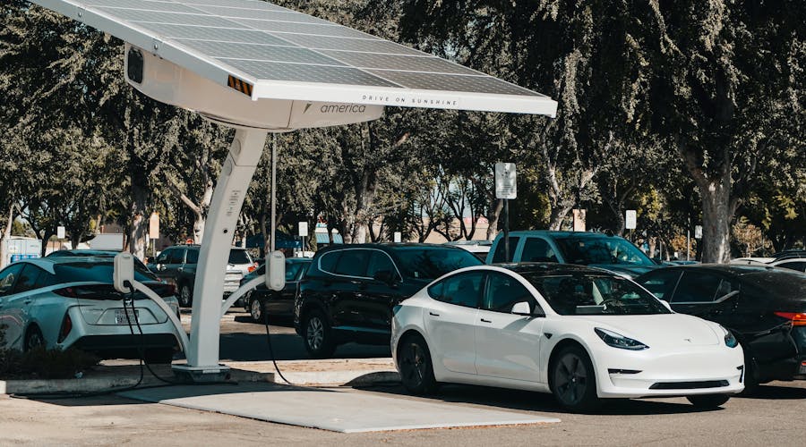 Combien de panneaux solaires pour recharger sa voiture électrique ?