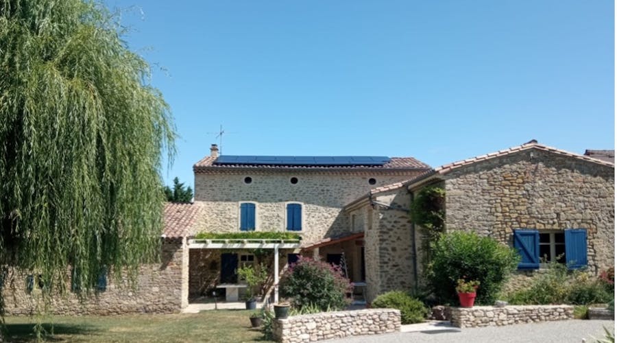 Installation panneaux solaires sur la toiture d'une maison