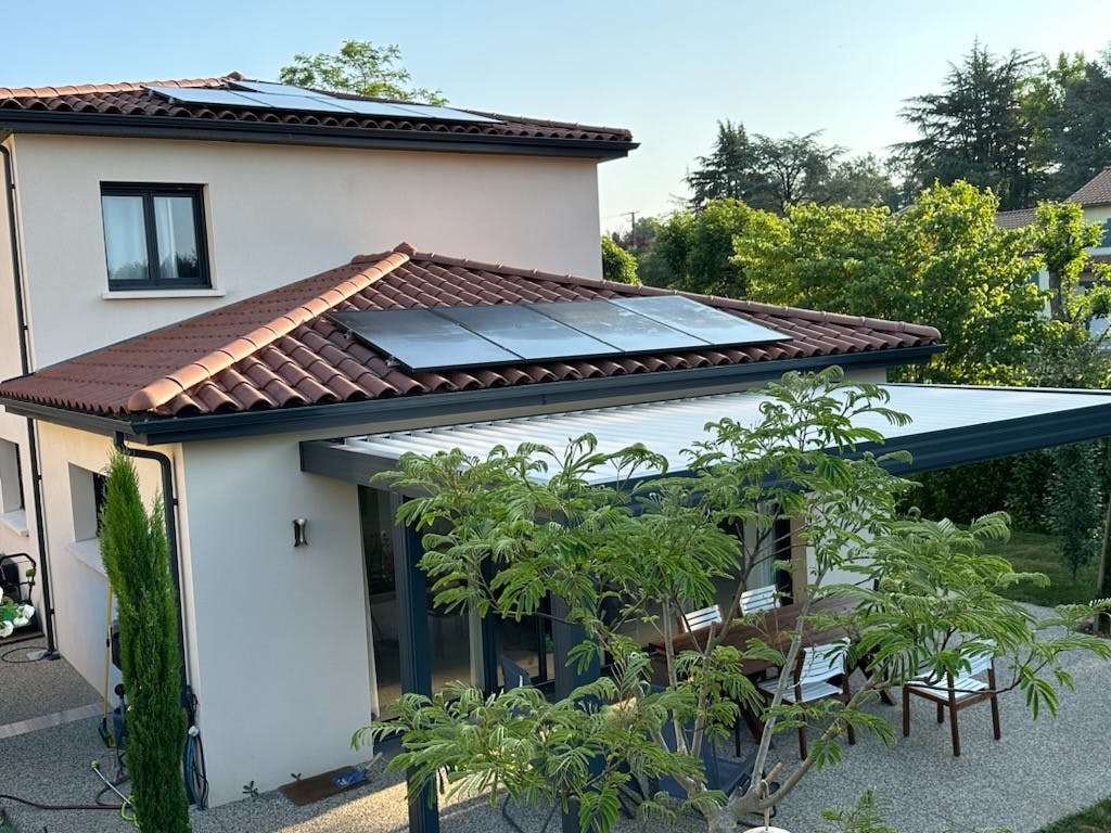 Installation solaire triphasé - Monabee entreprise panneaux photovoltaïques