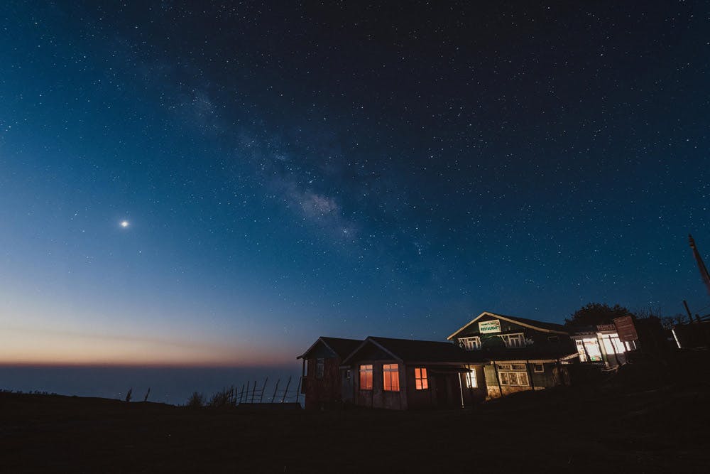 maison de nuit, éclairée par des panneaux solaires