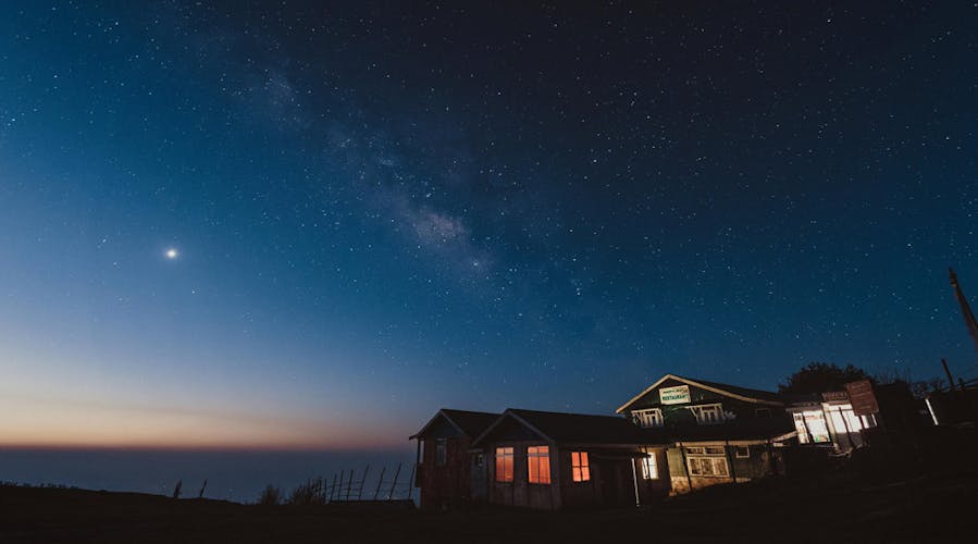 maison de nuit, éclairée par des panneaux solaires