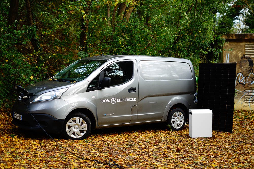 voiture électrique avec panneaux solaires et batterie