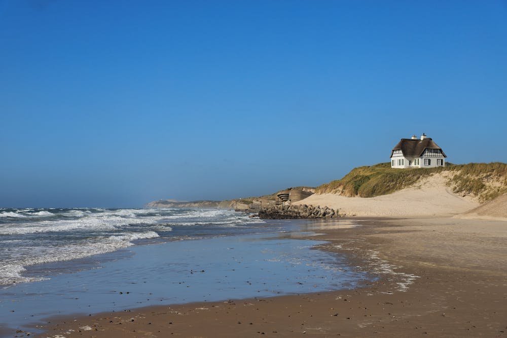 maison à la mer ciel bleu