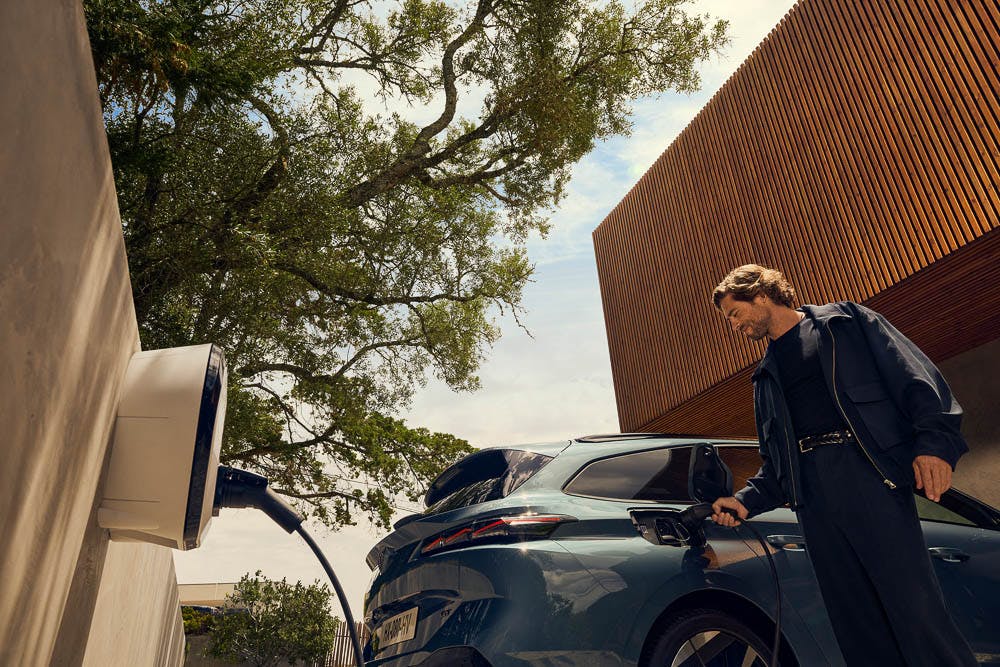 voiture électrique borne de recharge peugeot