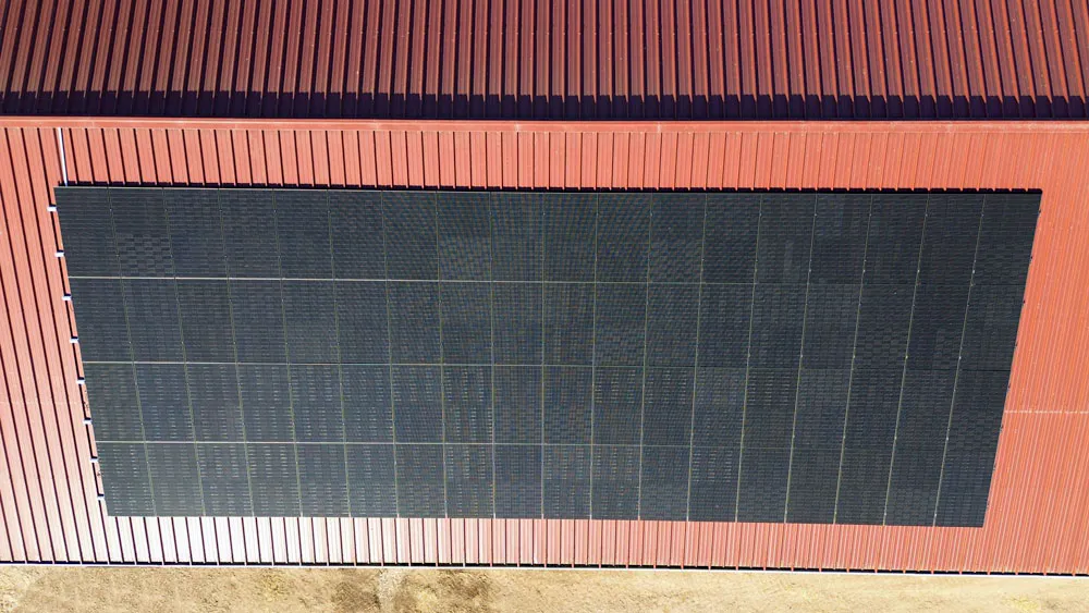 panneaux-solaires-monabee-sur-hangar-agricole