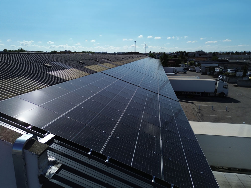 Panneaux solaires Monabee sur toit d'une entreprise industriel