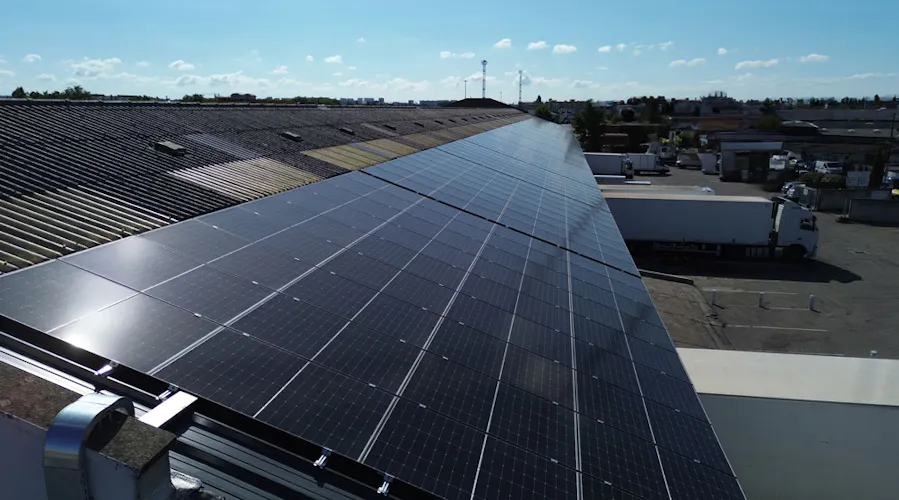 Panneaux solaires Monabee sur toit d'une entreprise industriel
