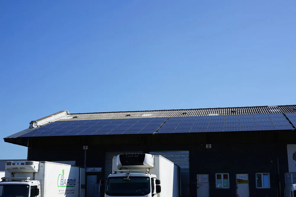 Panneaux solaires Monabee sur toit d'une entreprise industriel