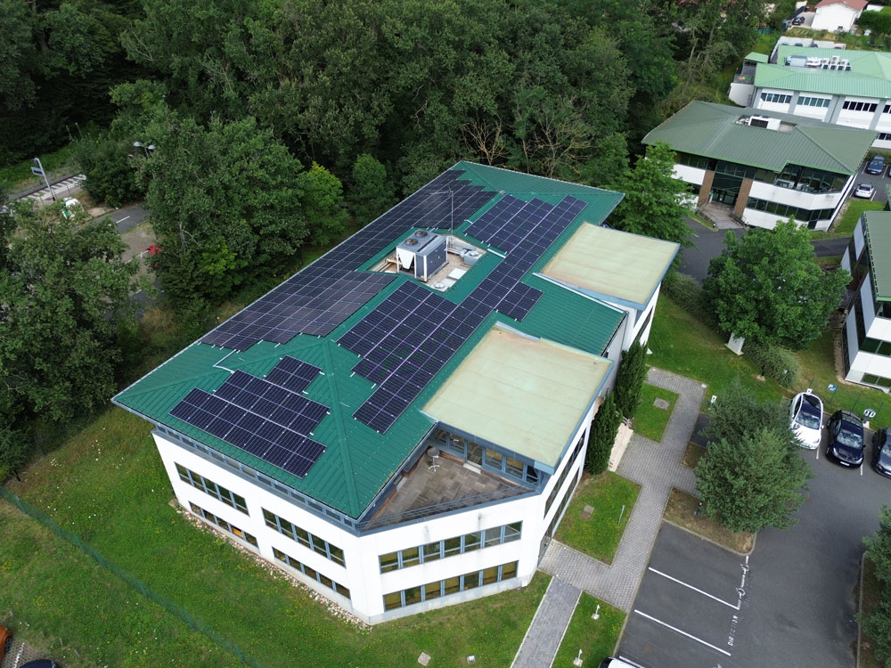 panneaux solaires Monabee sur toit d'une entreprise dans le secteur medical