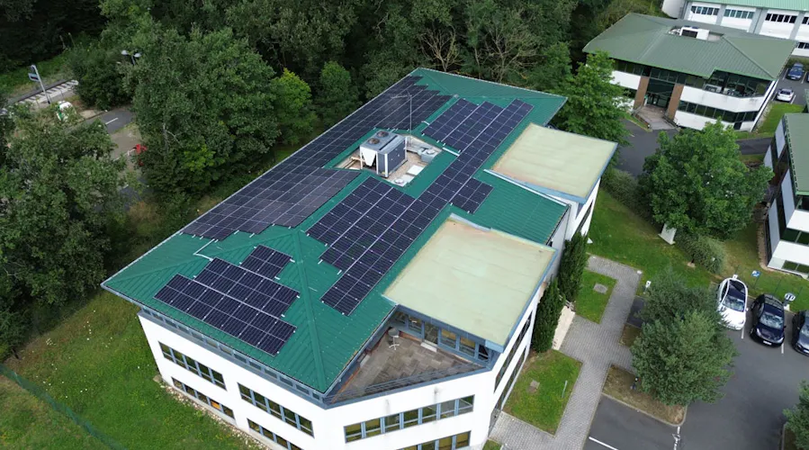 panneaux solaires Monabee sur toit d'une entreprise dans le secteur medical