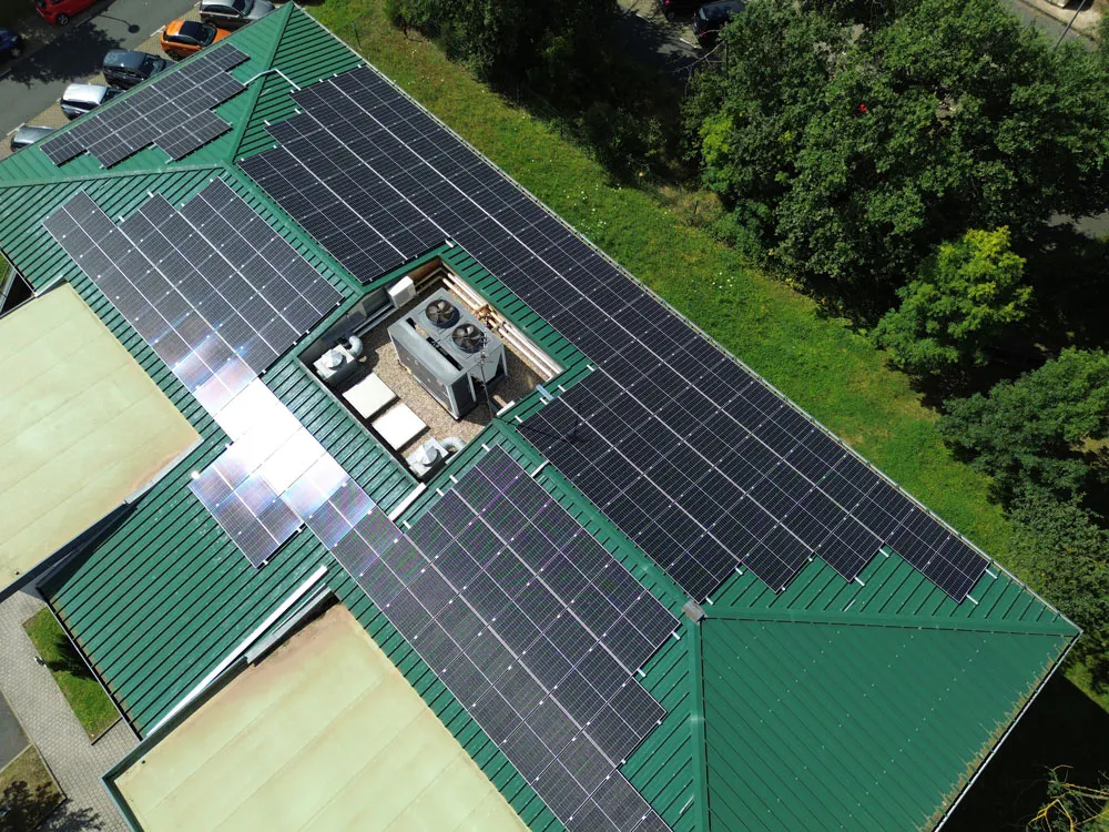 Panneaux solaires Monabee sur toit d'une entreprise dans le secteur medical