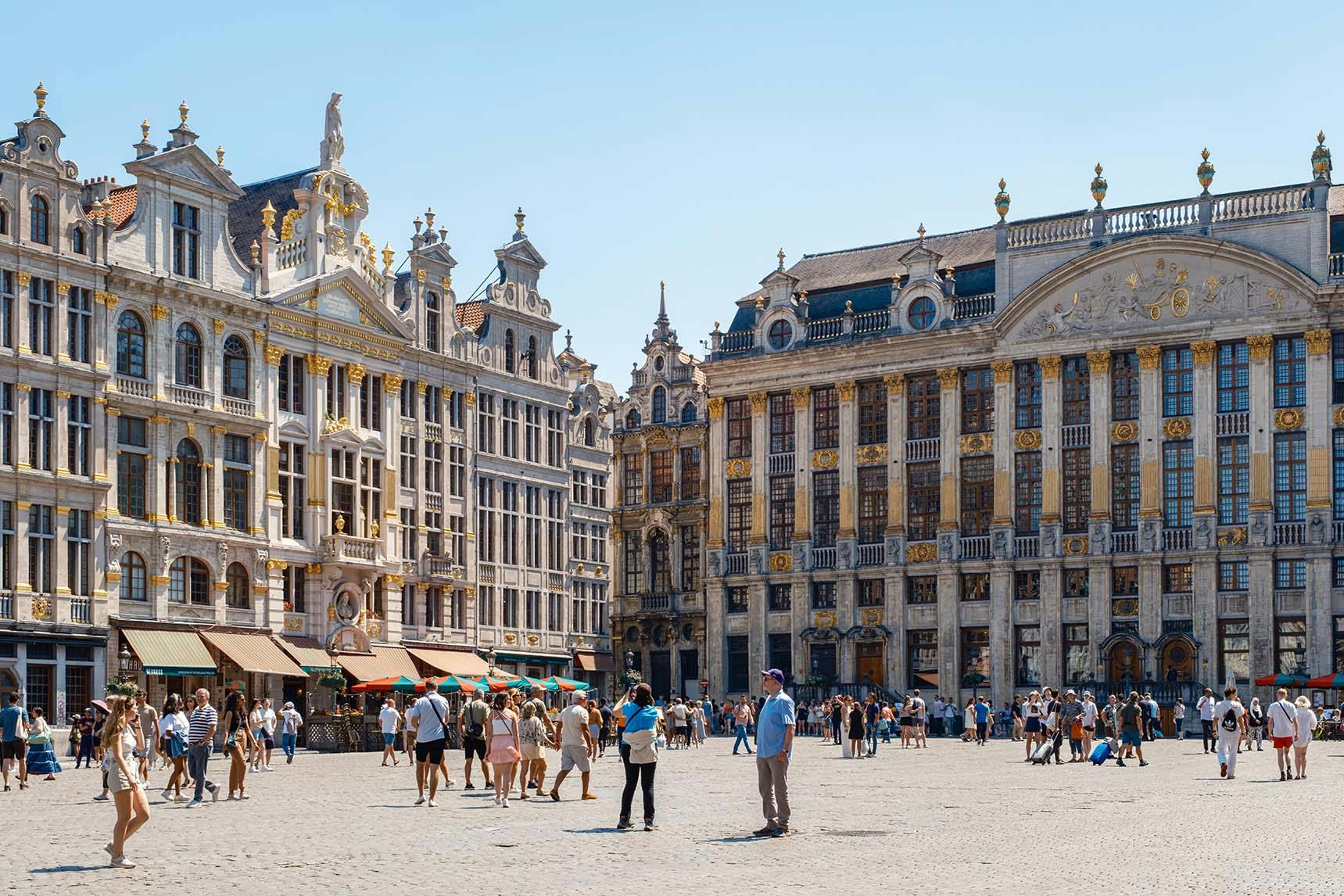 MONEXT connecte les cartes Keytrade Bank au réseau Bancontact en Belgique.