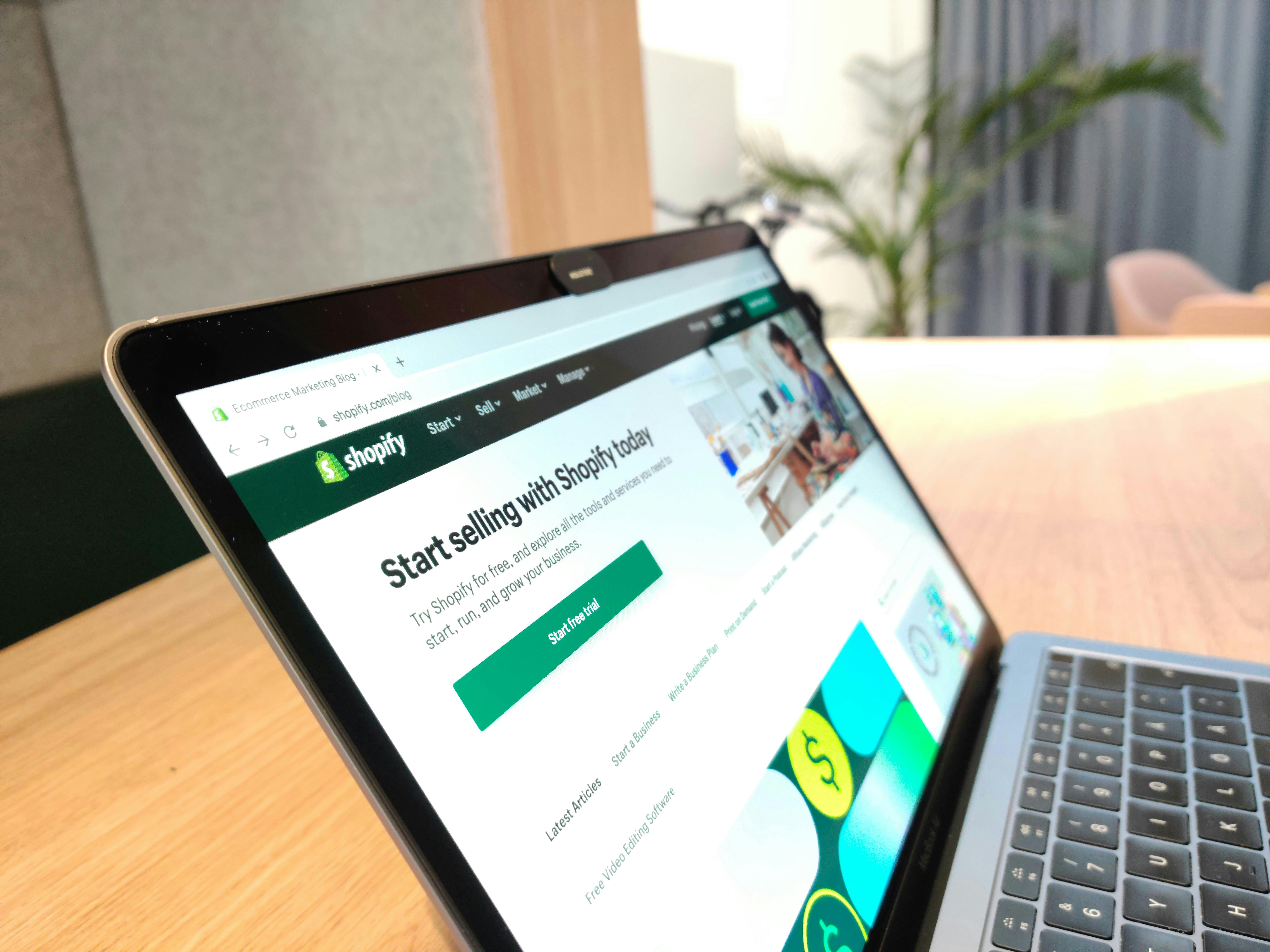 ordinateur avec Shopify