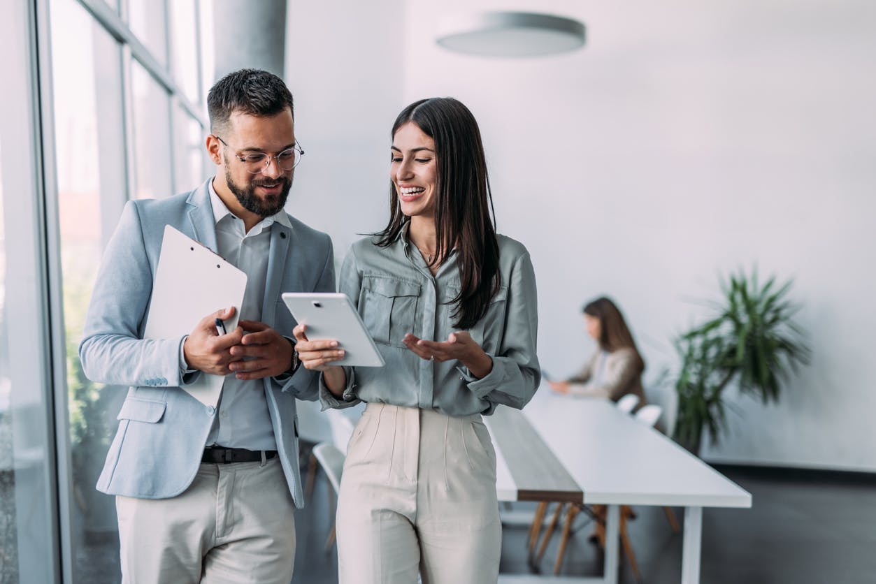 deux collaborateurs en train de travailler