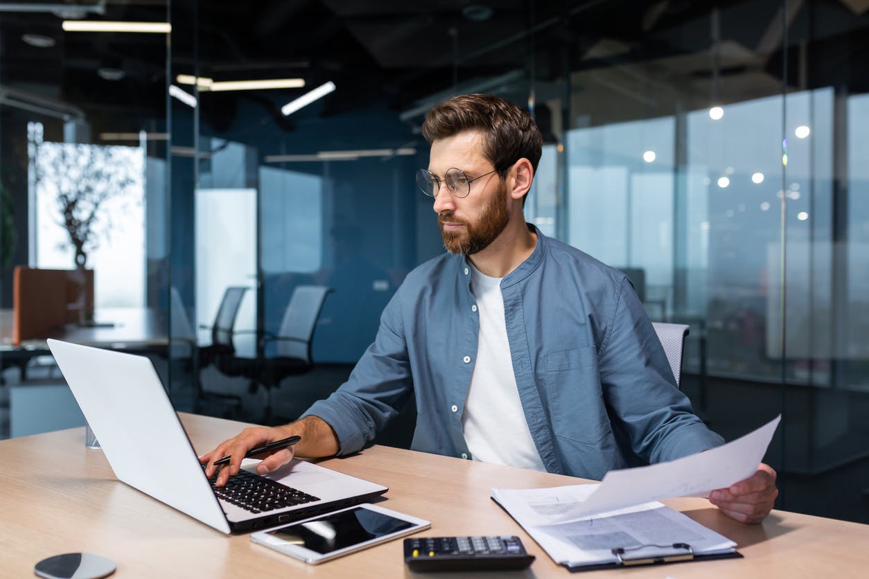 homme travaillant sur un ordinateur
