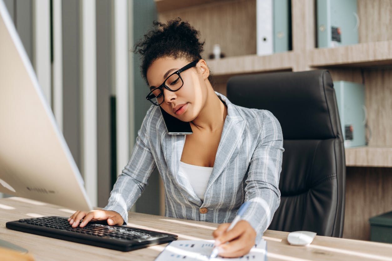 femme travaillant chez un Prestataire de Services de Paiement