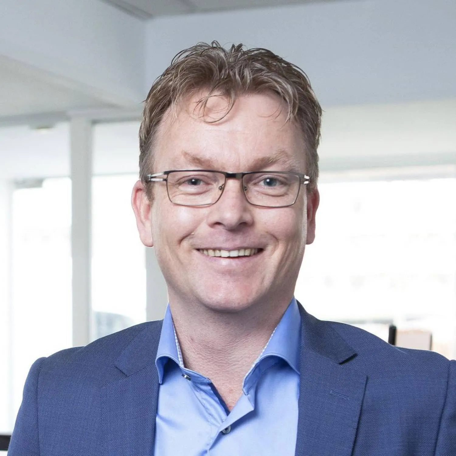 Adviseur Thomas lacht in de camera