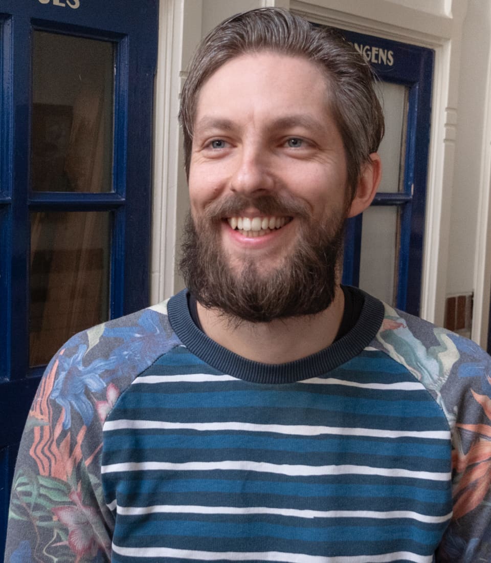 Lieven kijkt lachend langs de camera