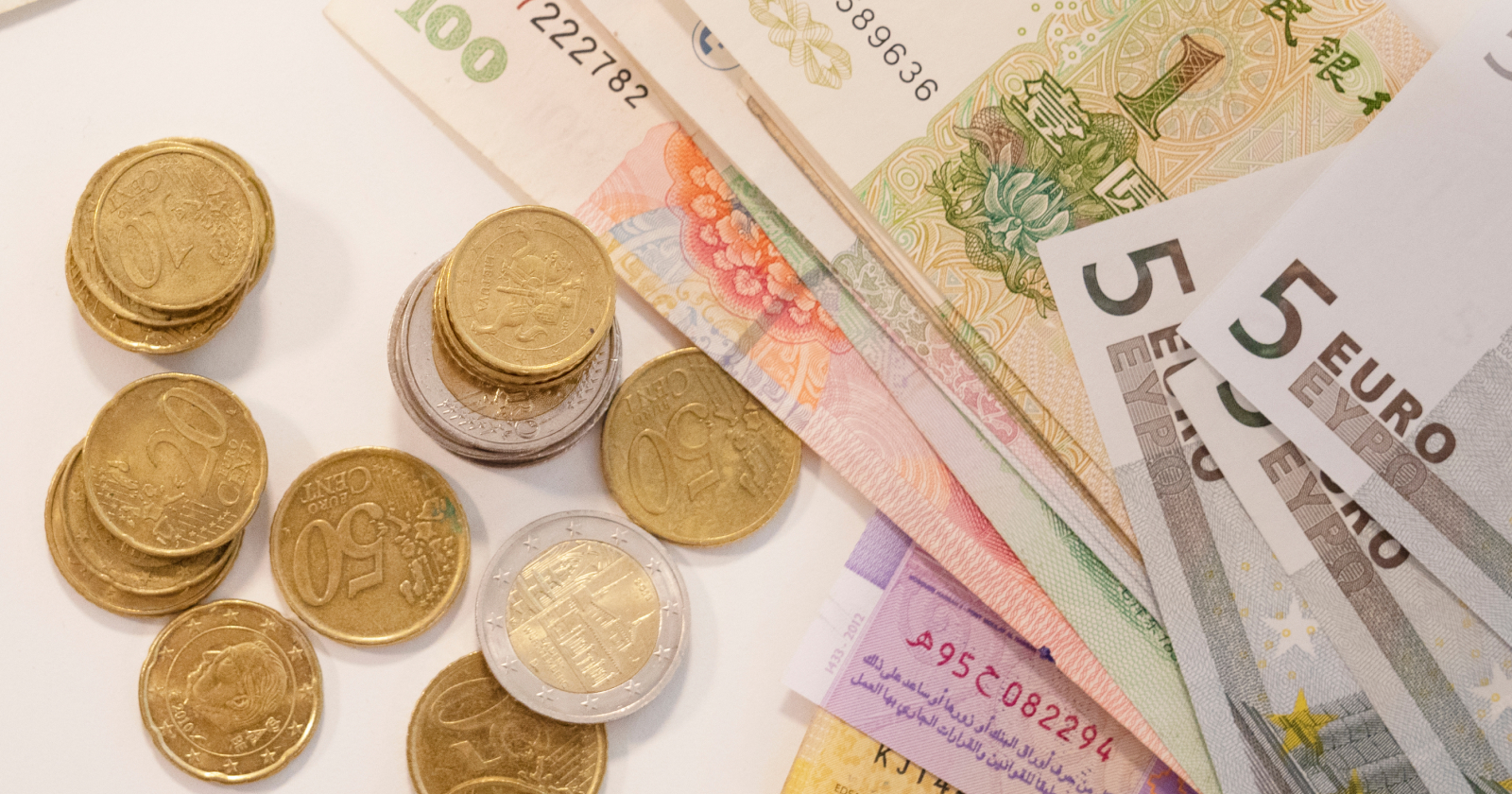 Munt- en briefgeld op tafel