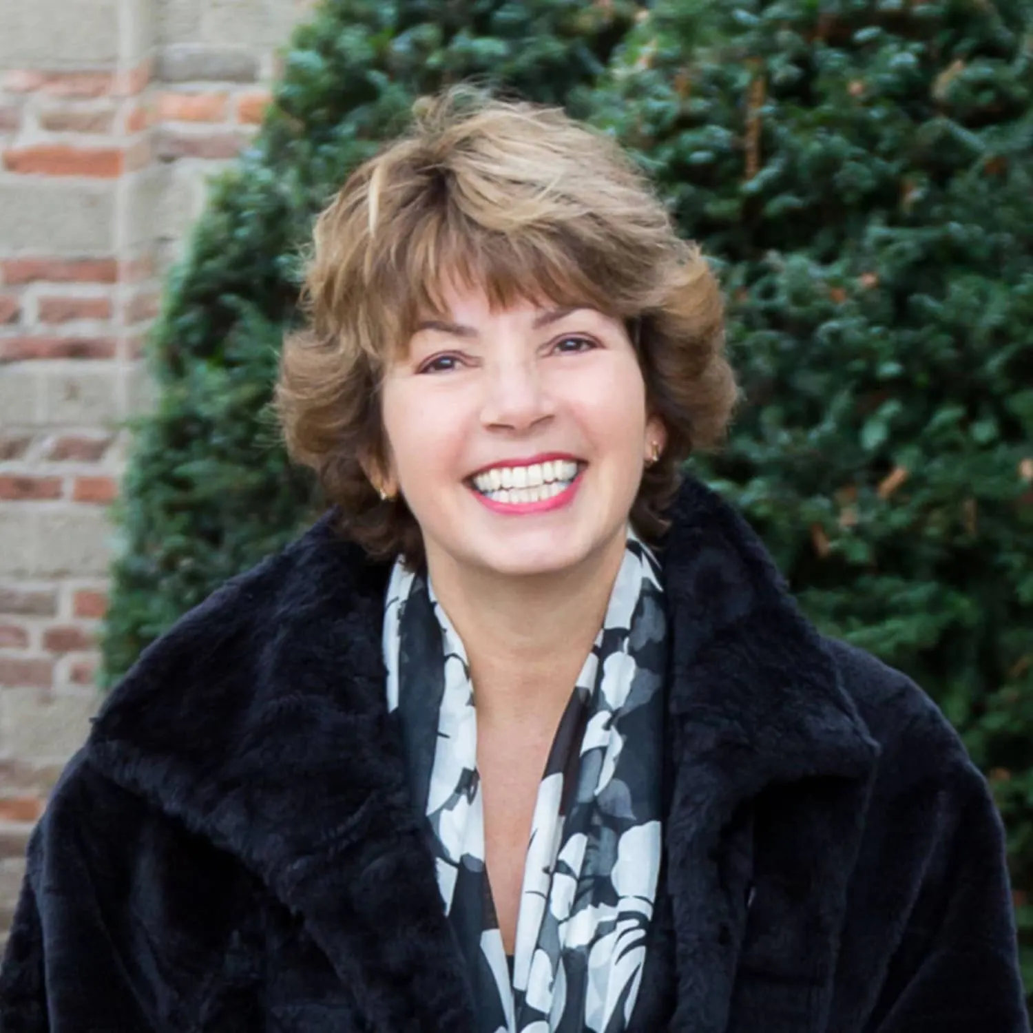 Adviseur Hanneke lacht in de camera