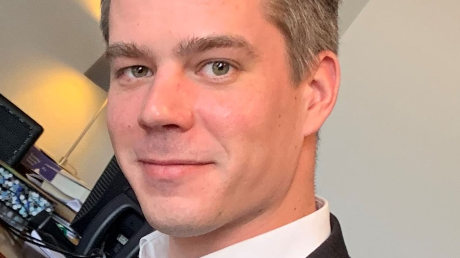 Adviseur Andre kijkt glimlachend in de camera