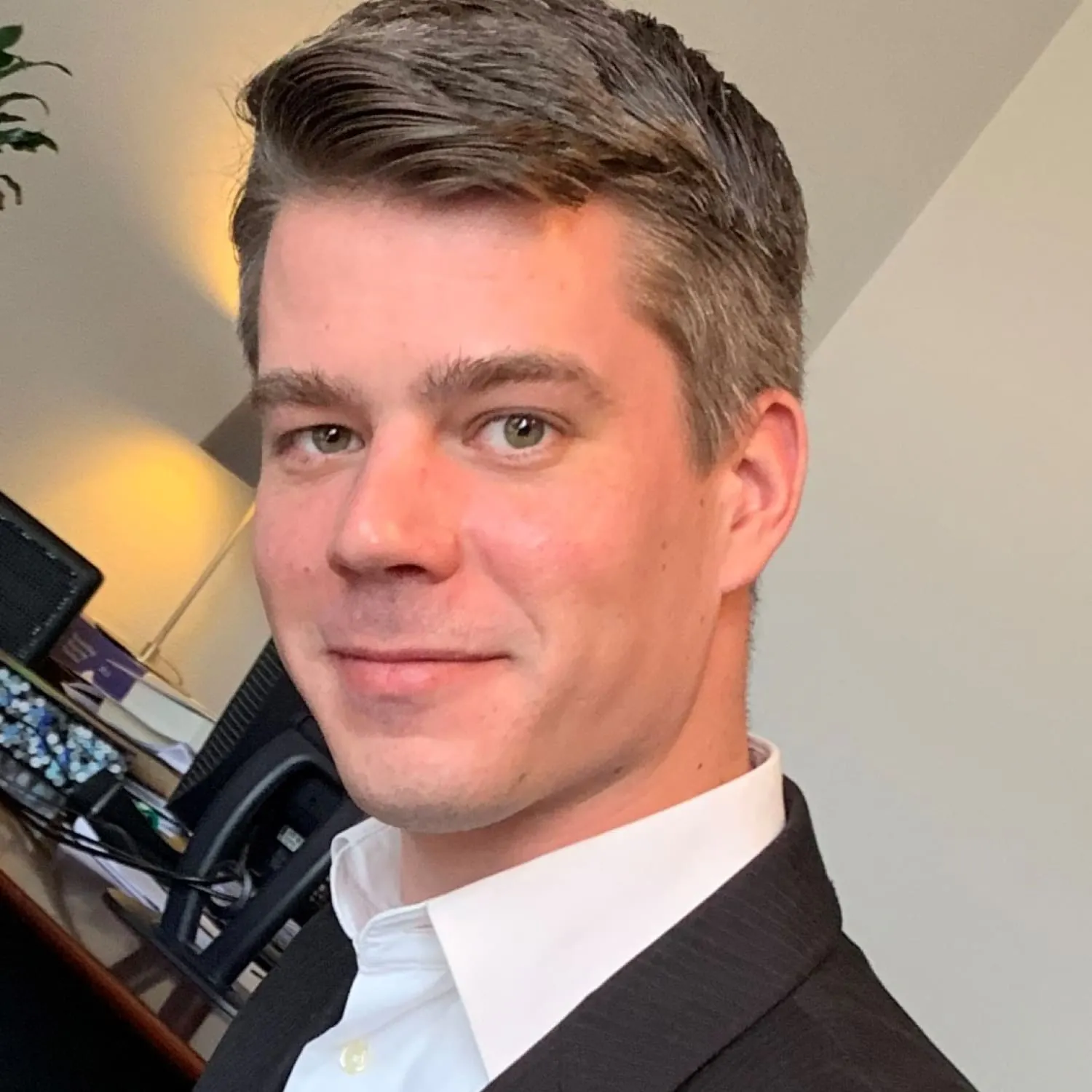 Adviseur Andre kijkt glimlachend in de camera