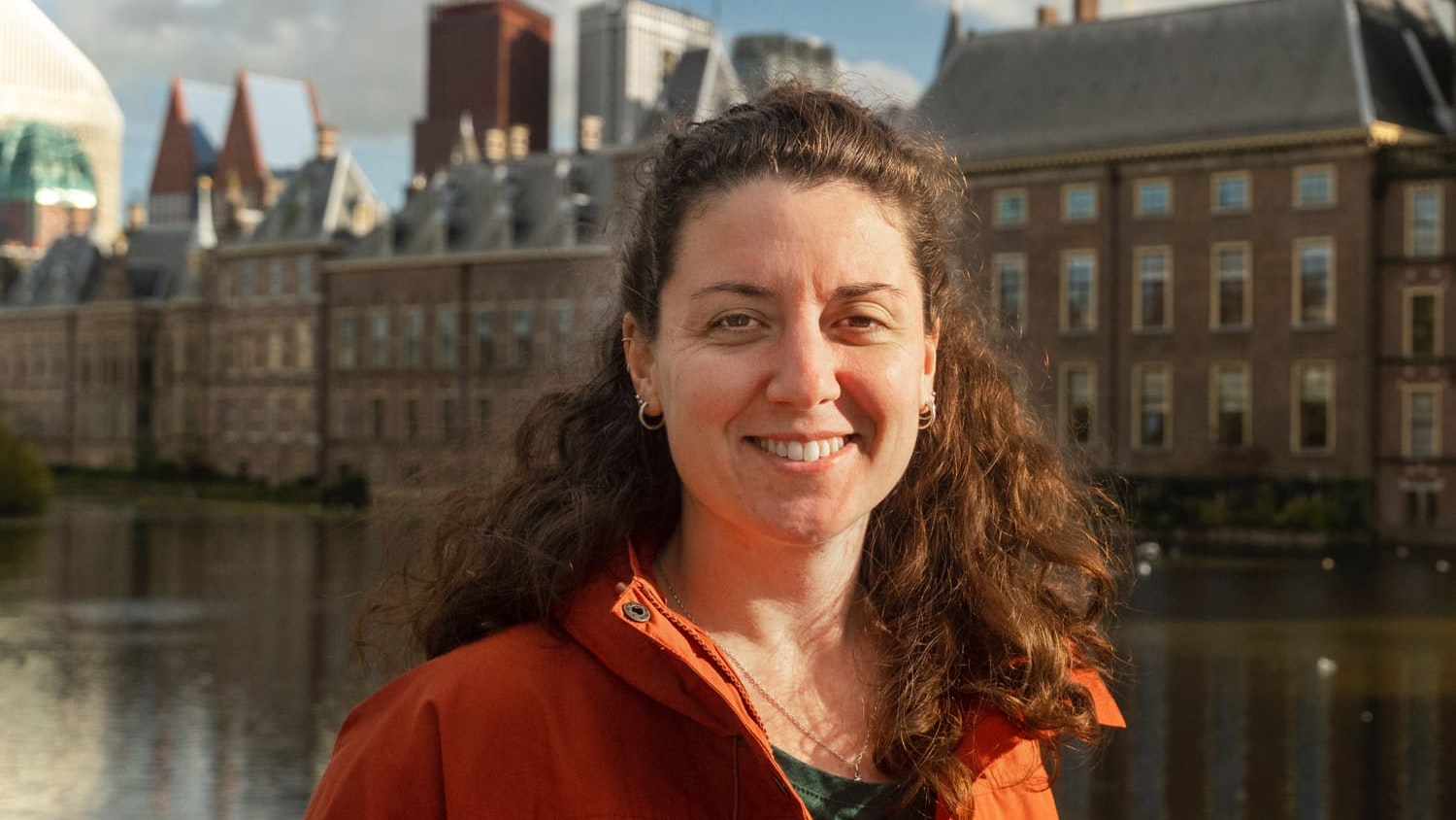 Milene lacht in de camera