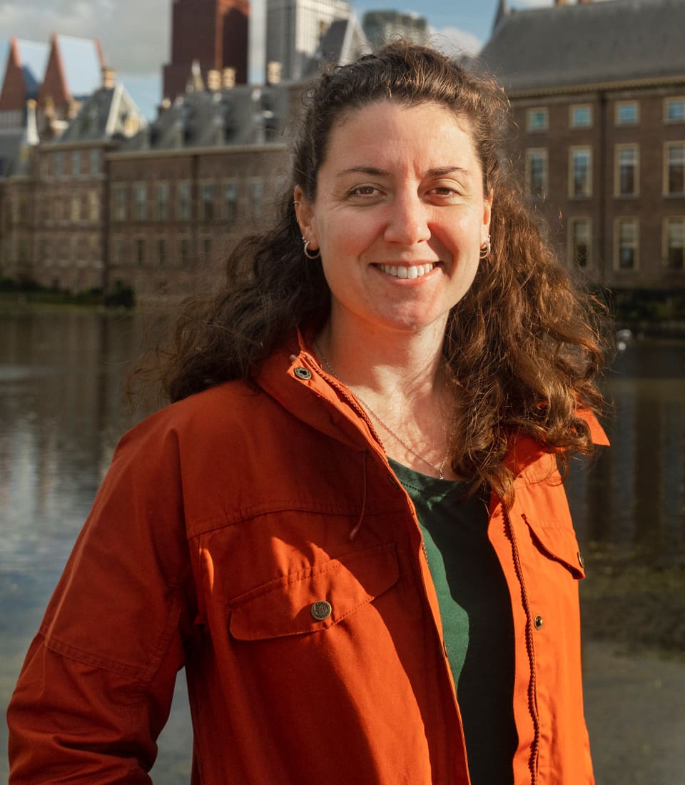 Milene kijkt lachend in de camera